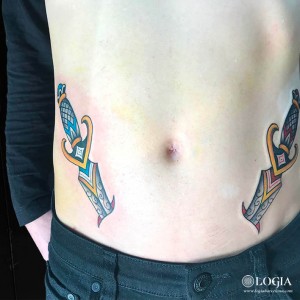 tatuaje-torso-puñales-logia-barcelona-Laia  
